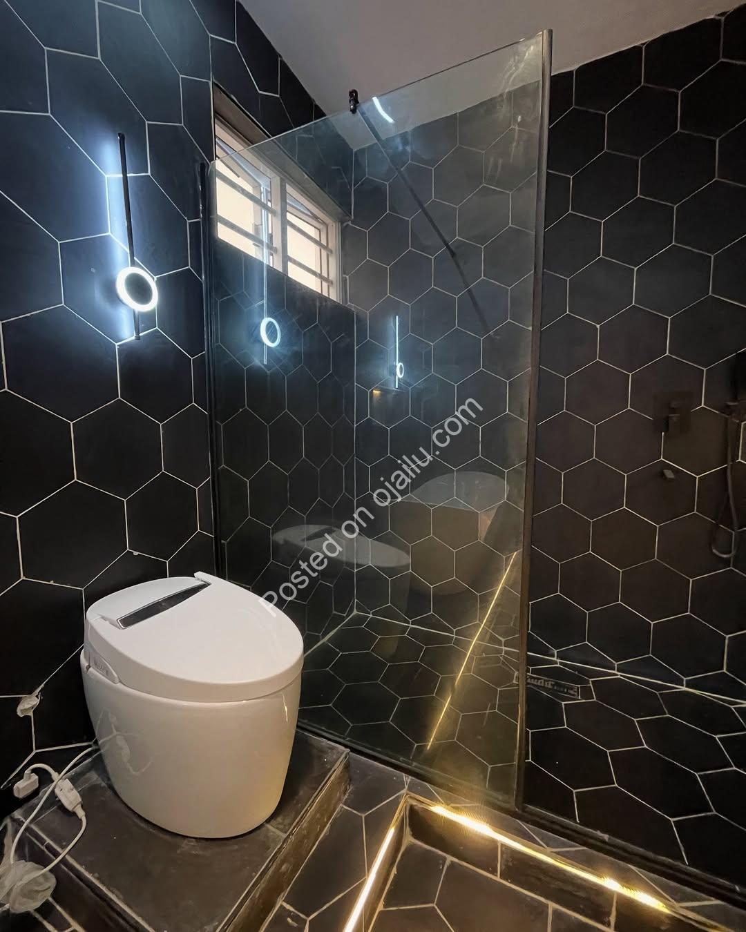 Elegant 5-Bed Oasis with Pool & Wine Bar in Lekki