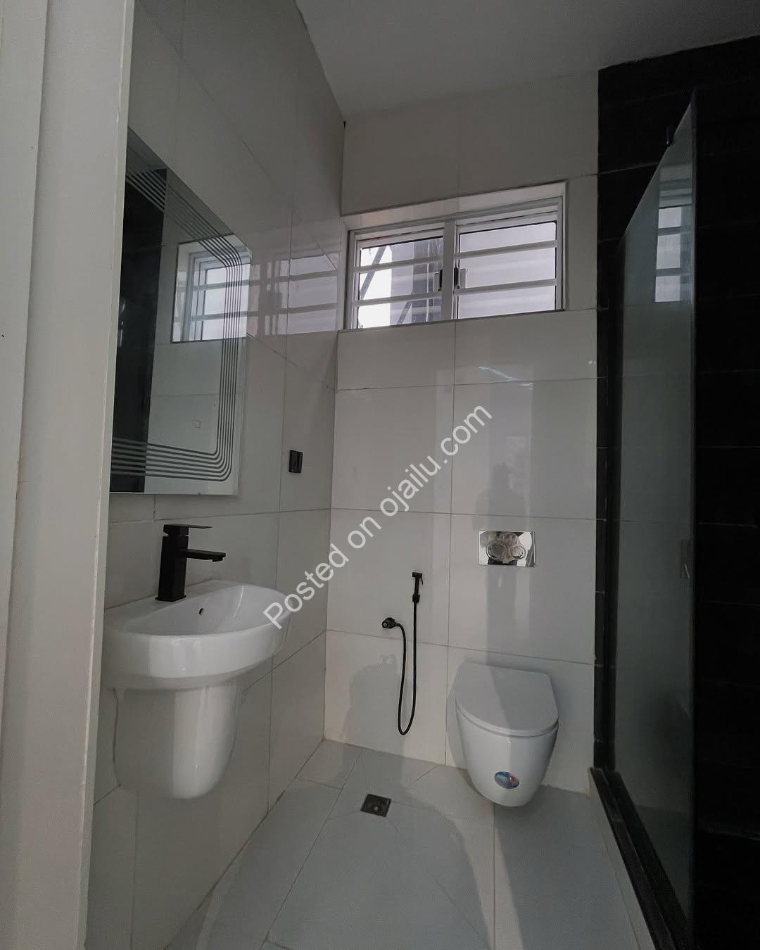 Elegant 5-Bed Oasis with Pool & Wine Bar in Lekki