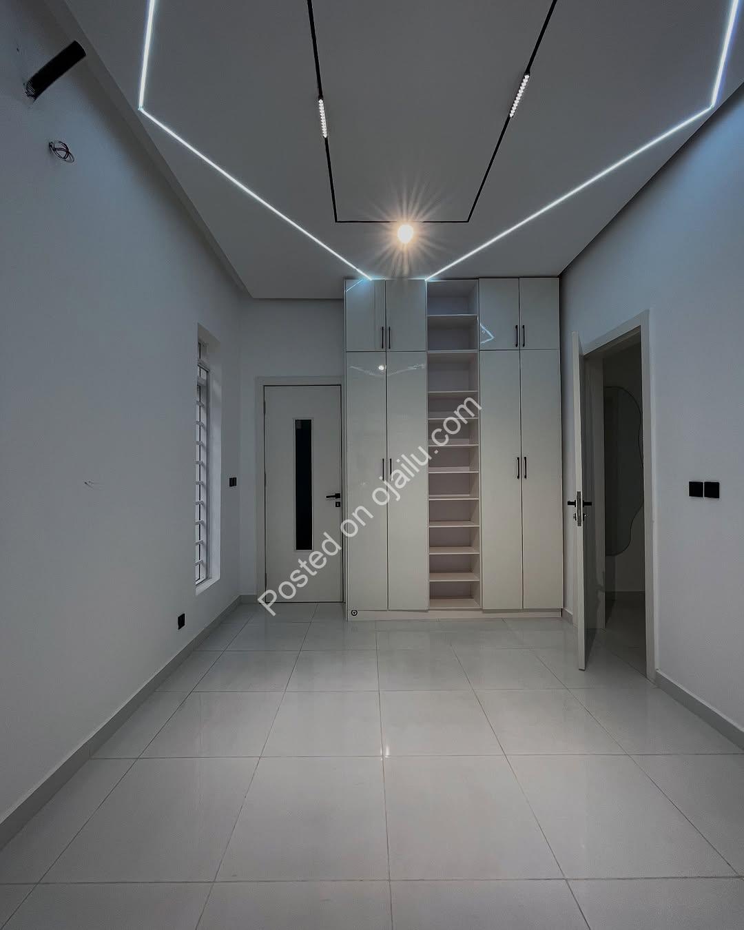 Elegant 5-Bed Oasis with Pool & Wine Bar in Lekki