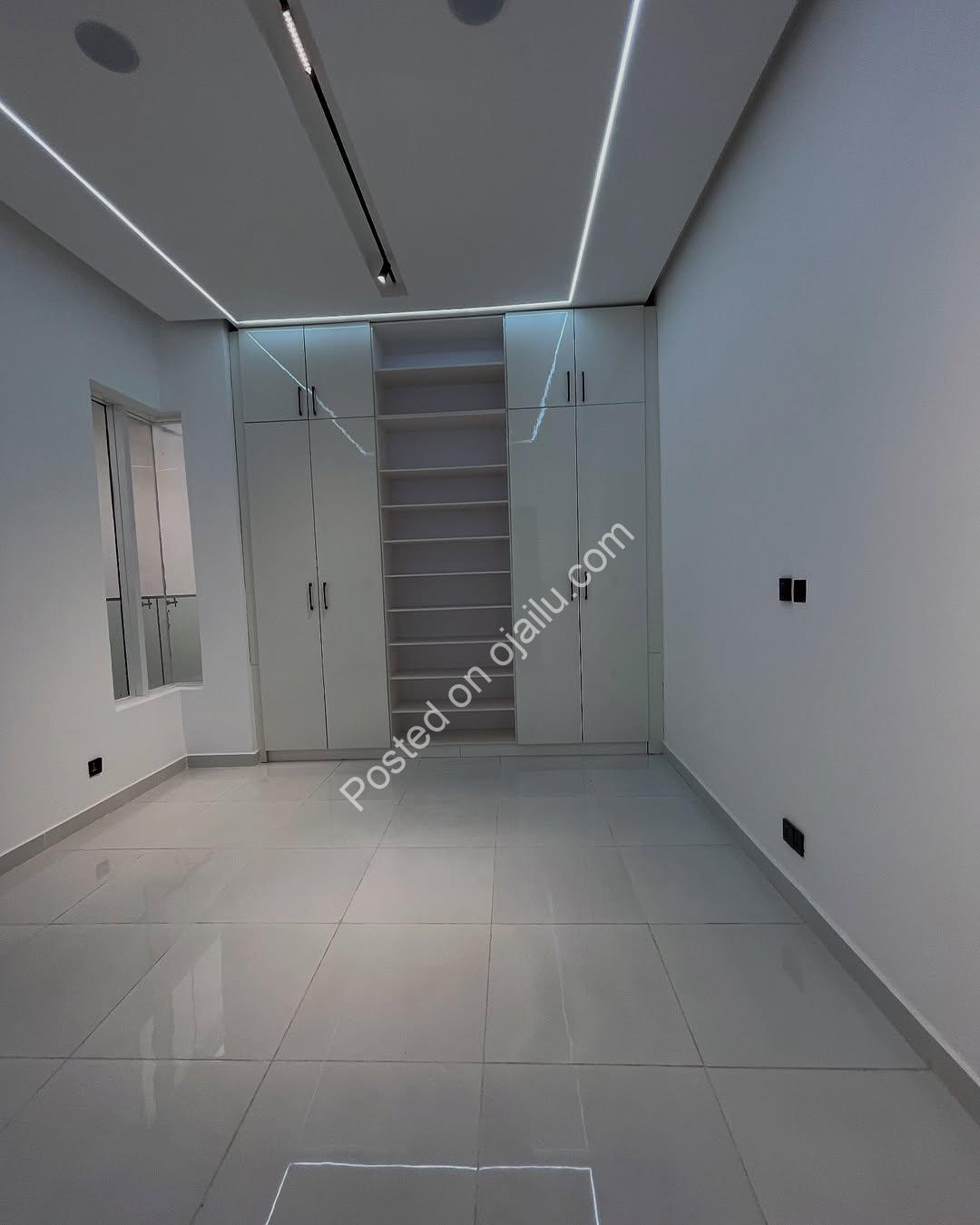 Elegant 5-Bed Oasis with Pool & Wine Bar in Lekki