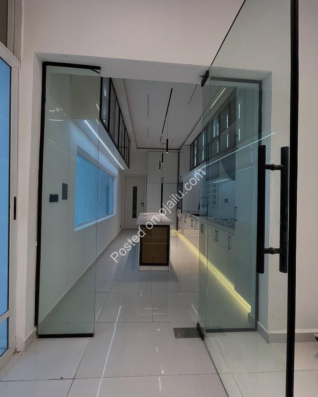 Elegant 5-Bed Oasis with Pool & Wine Bar in Lekki