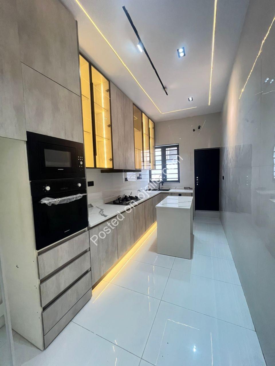 Sleek 4-Bed Ensuite Haven in Prime Lekki