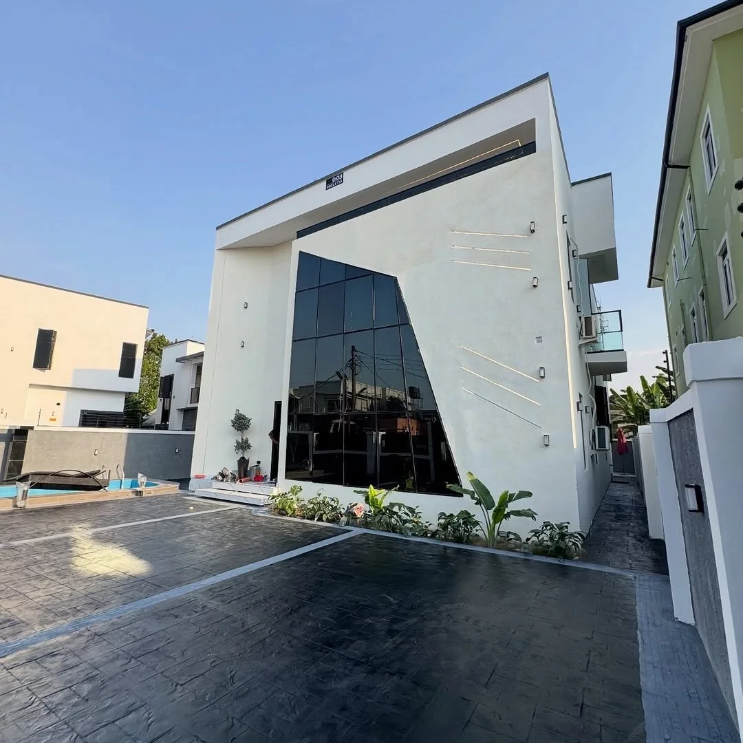 Luxury 5-Bed Duplex with Pool & Jacuzzi