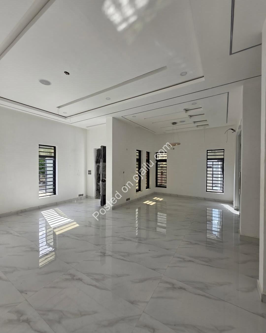 Modern 4-Bedroom Duplex in Prime Chevron