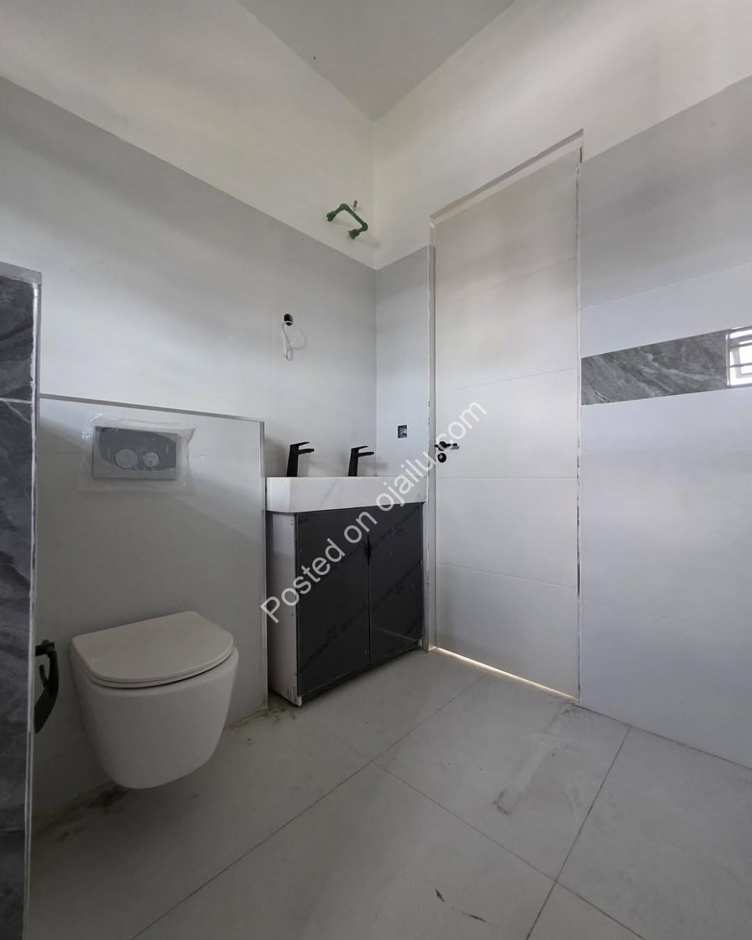 Modern 4-Bedroom Duplex in Prime Chevron