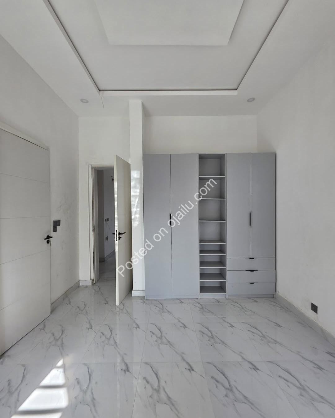 Modern 4-Bedroom Duplex in Prime Chevron