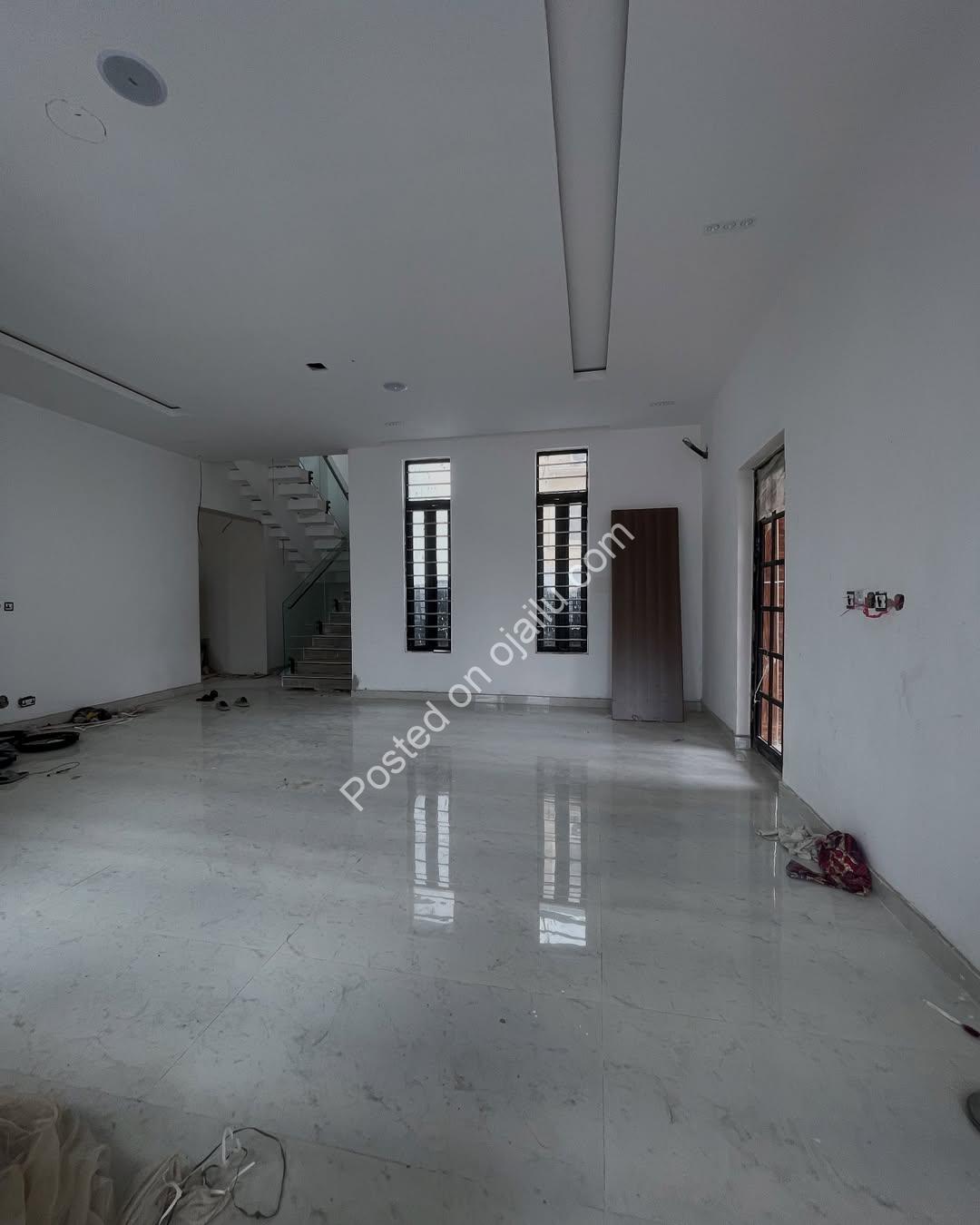 Opulent 5-Bed Duplex with Resort-Style Pool