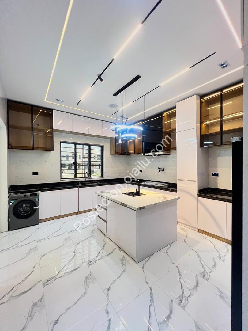 Lekki Sanctuary: 5-Bed Estate with Pool & Cinema