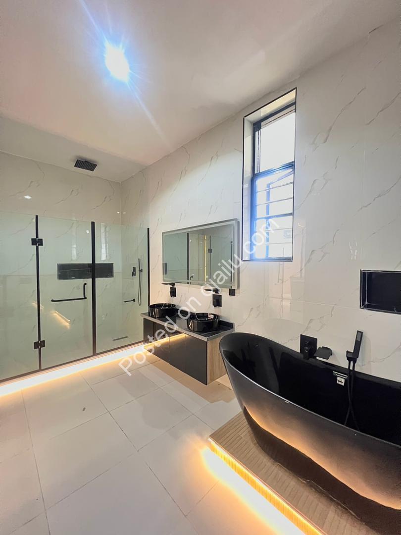 Lekki Sanctuary: 5-Bed Estate with Pool & Cinema