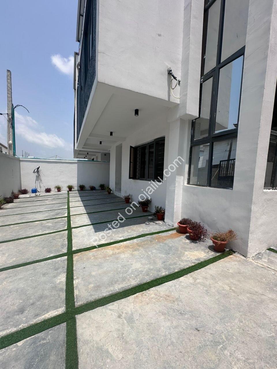 Coastal Road Gem: 3 Luxe 4-Bed Semis in Lekki