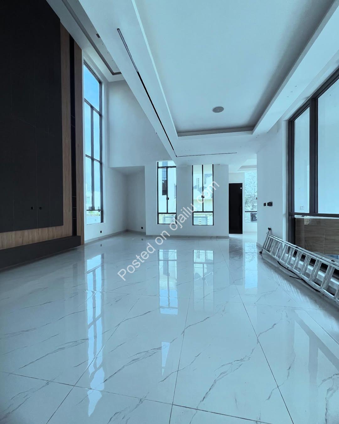 Lekki’s Ultimate Family Oasis: 5-Bed Poolside Haven