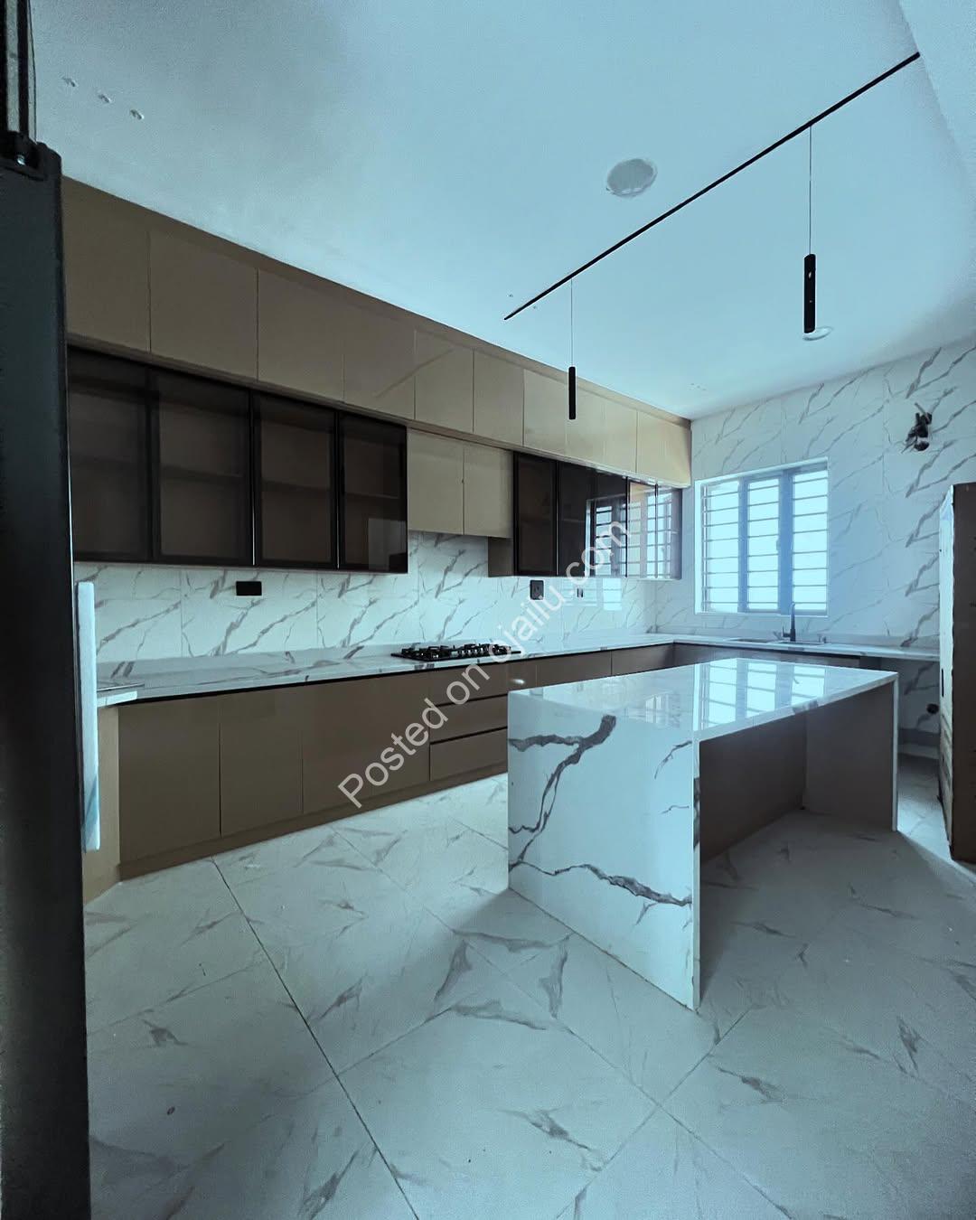 Lekki’s Ultimate Family Oasis: 5-Bed Poolside Haven