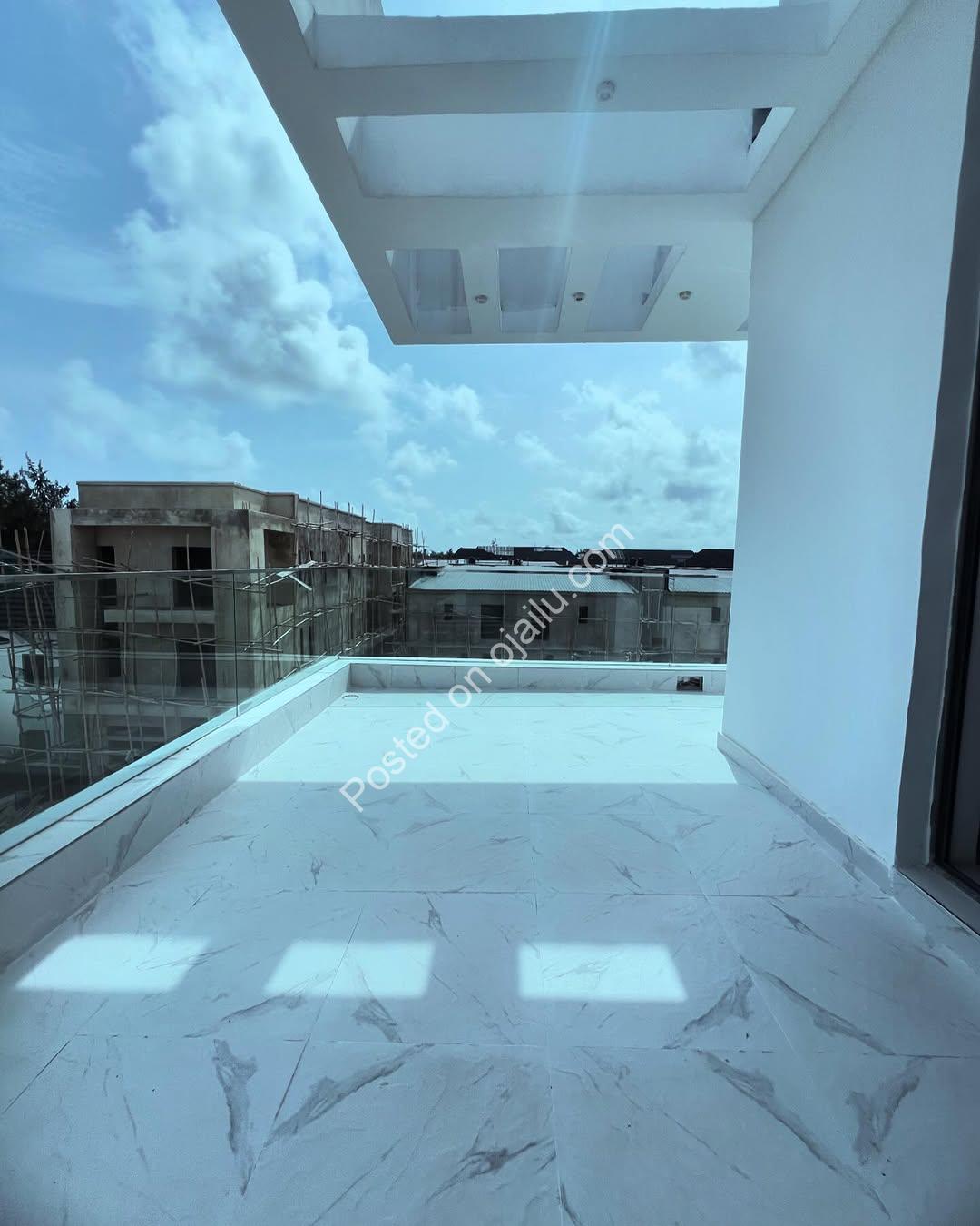 Lekki’s Ultimate Family Oasis: 5-Bed Poolside Haven
