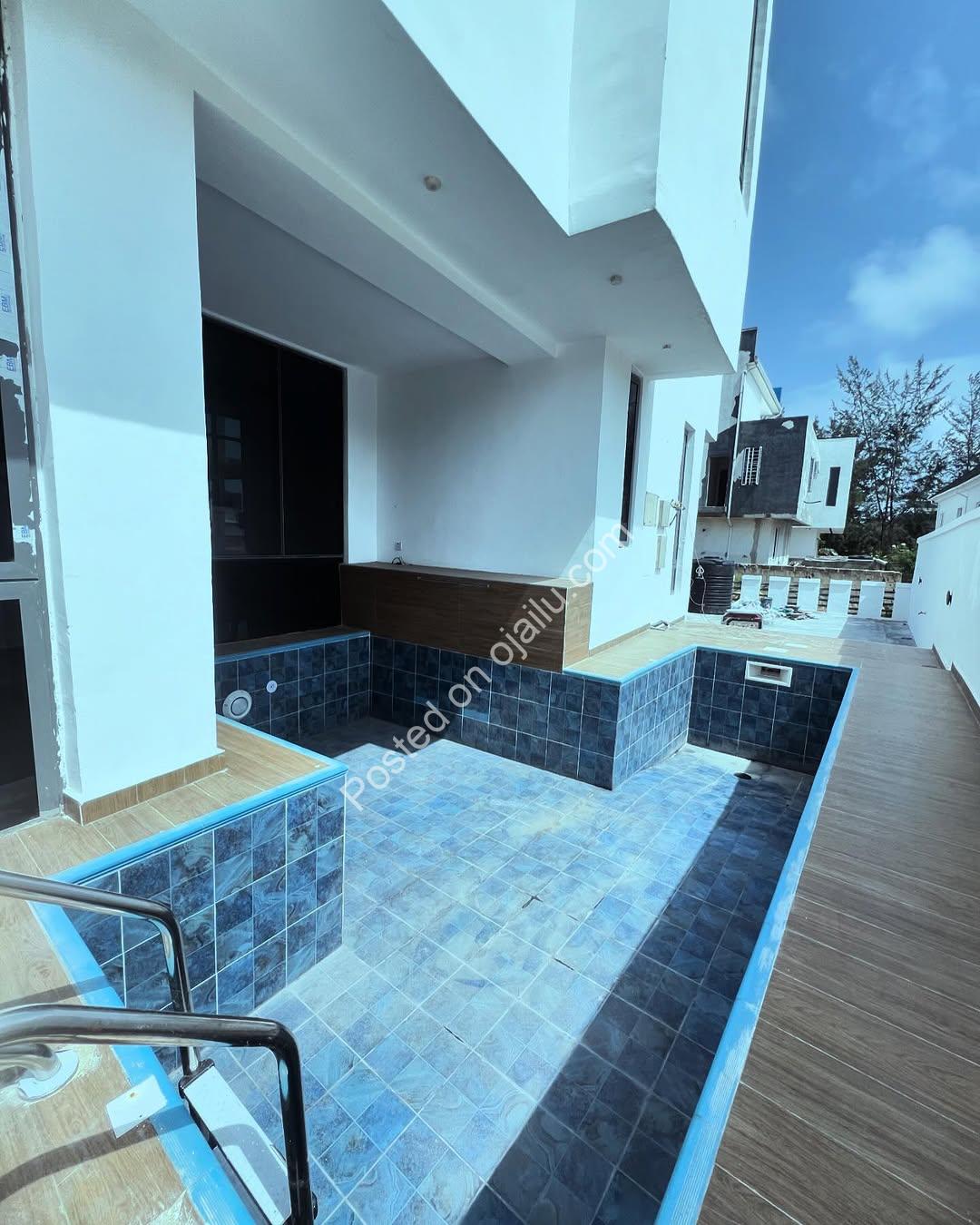 Lekki’s Ultimate Family Oasis: 5-Bed Poolside Haven