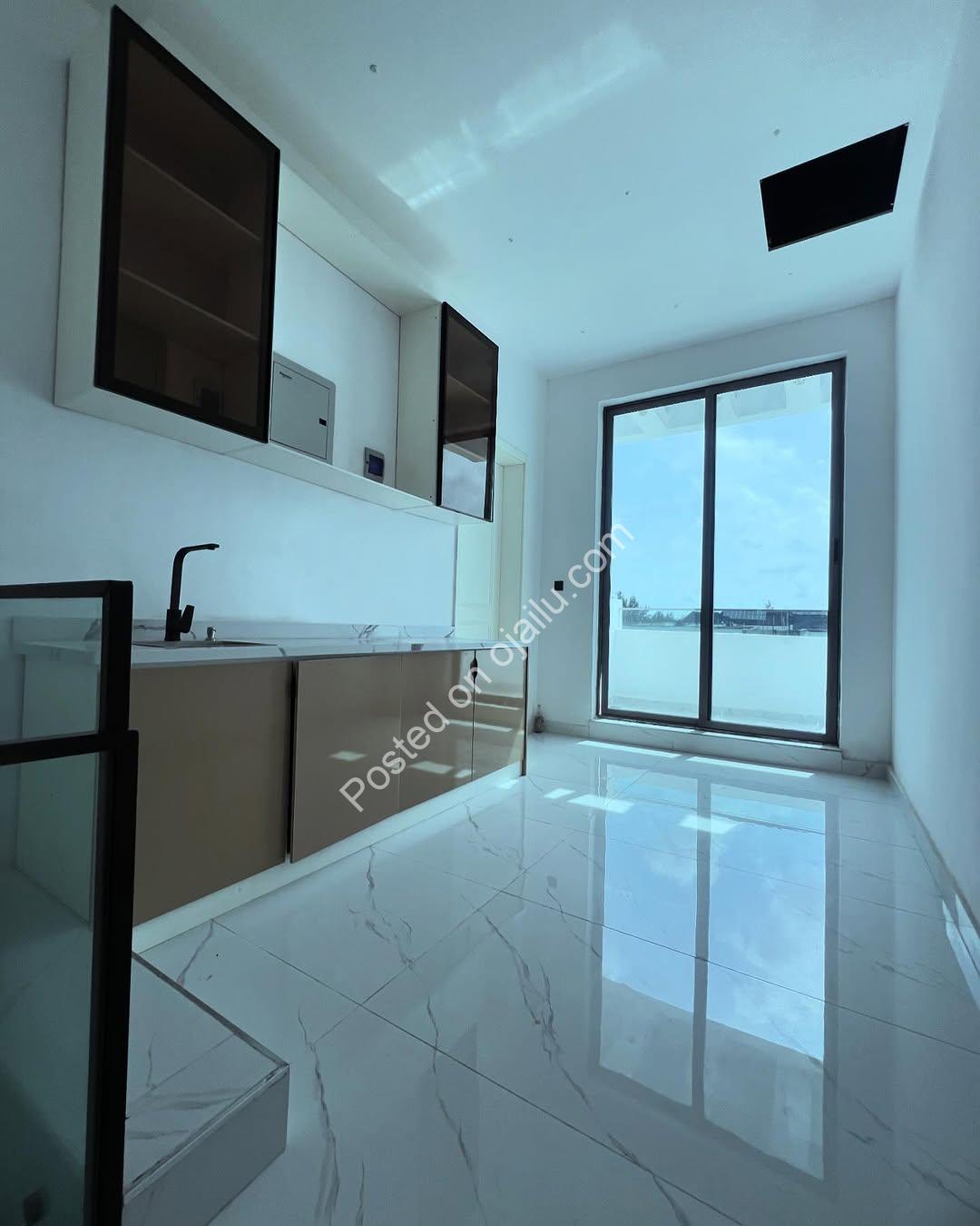 Lekki’s Ultimate Family Oasis: 5-Bed Poolside Haven