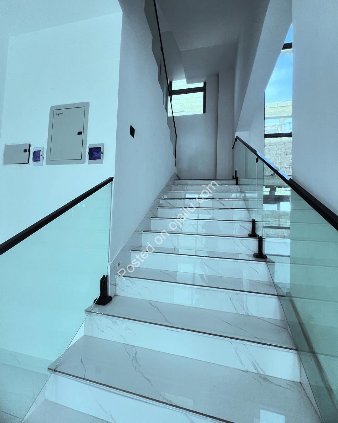 Lekki’s Ultimate Family Oasis: 5-Bed Poolside Haven