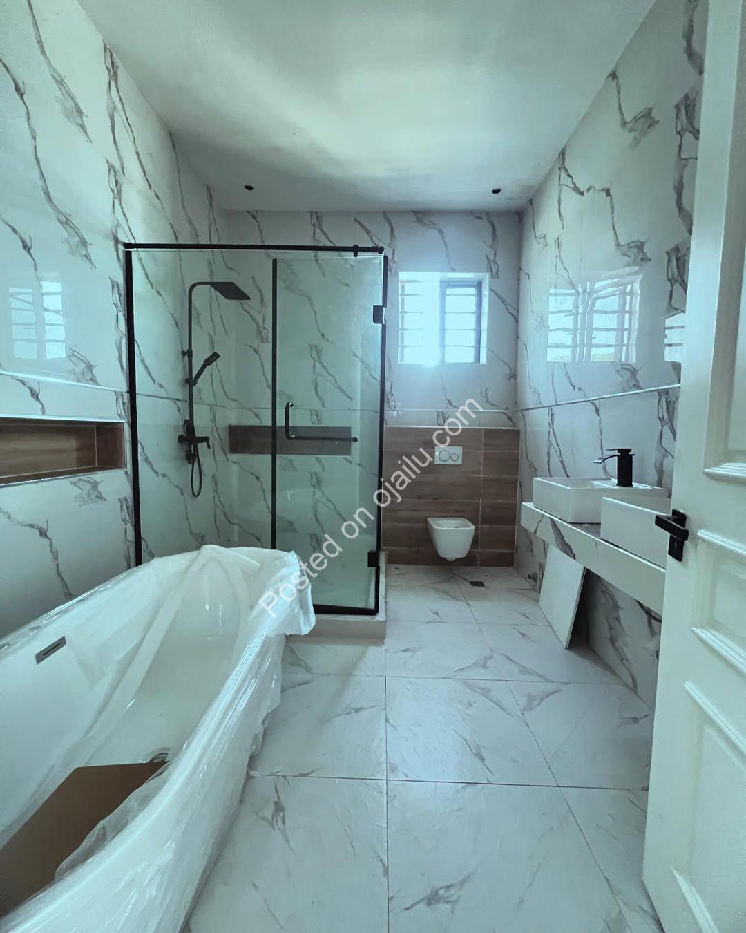 Lekki’s Ultimate Family Oasis: 5-Bed Poolside Haven