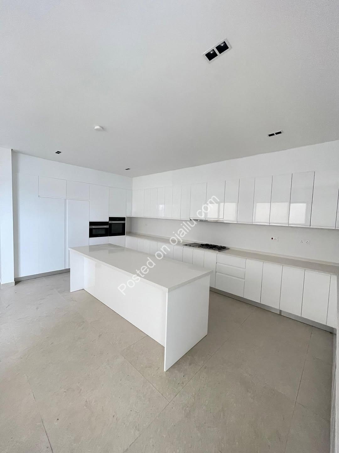 Waterfront Majesty: 5-Bed Ikoyi Palace with Pool & Gym