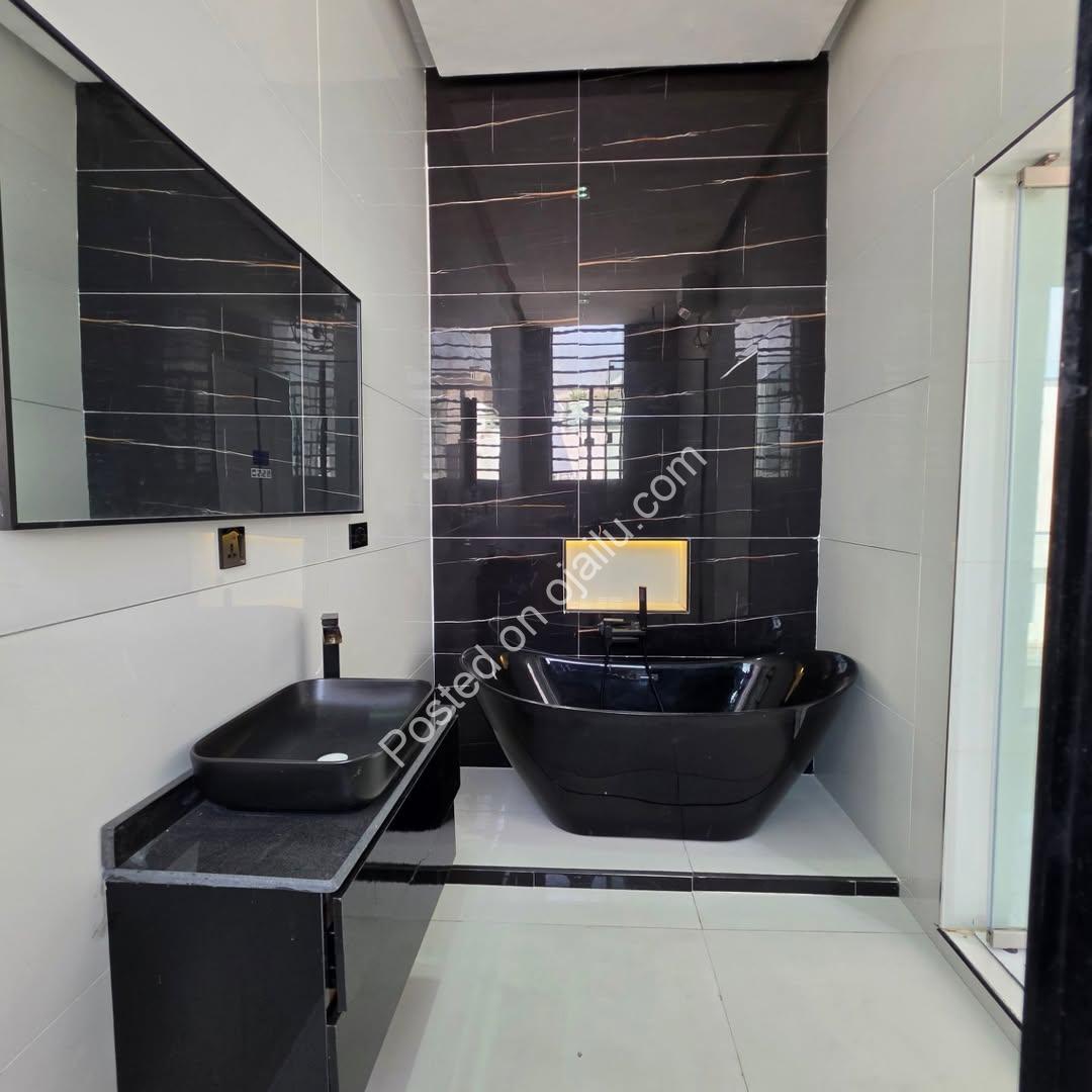 Smart 4-Bed Lekki Haven: Ensuite Luxury & BQ