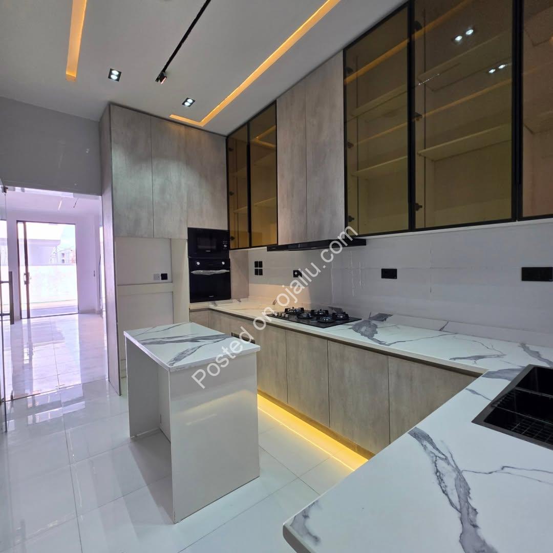 Smart 4-Bed Lekki Haven: Ensuite Luxury & BQ