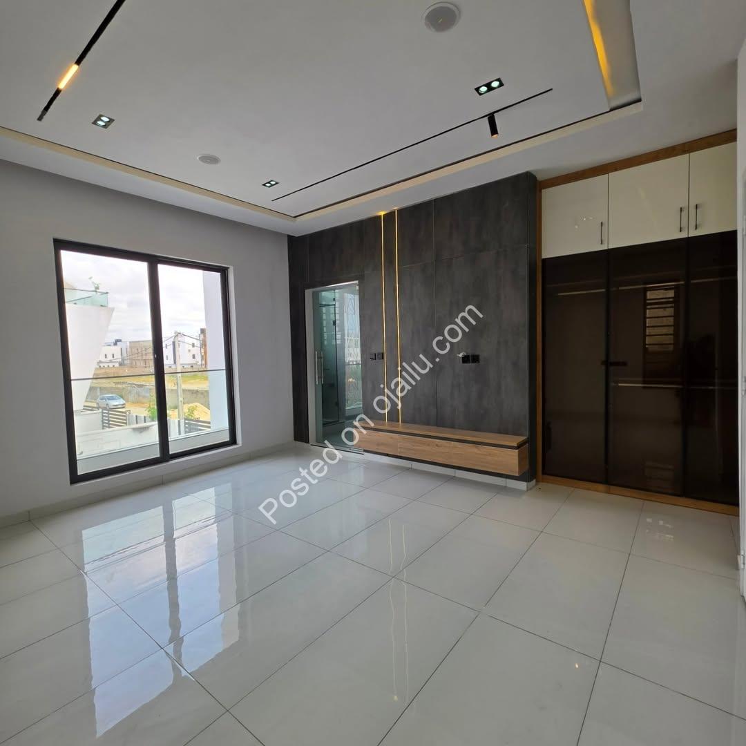 Smart 4-Bed Lekki Haven: Ensuite Luxury & BQ