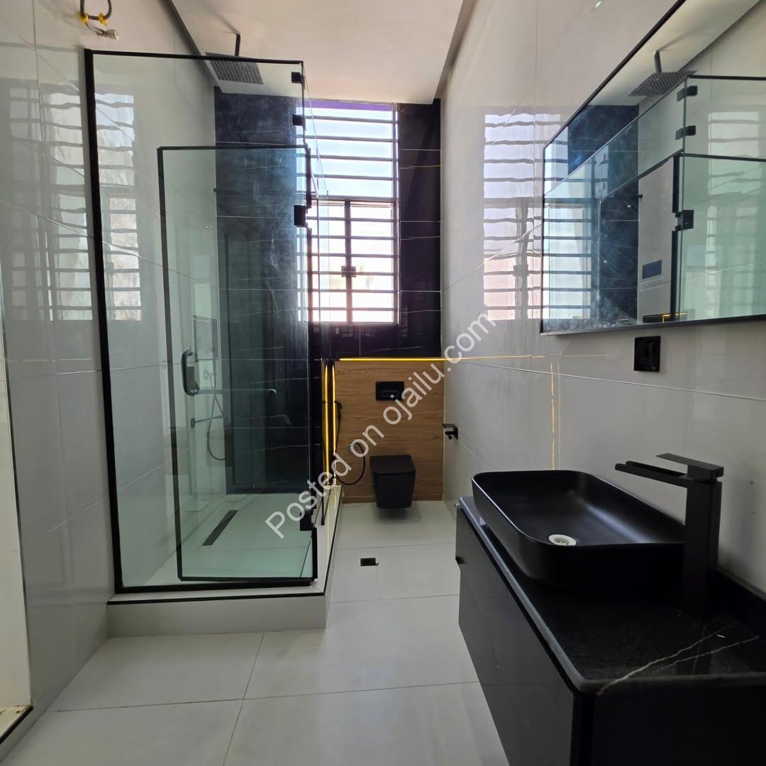 Smart 4-Bed Lekki Haven: Ensuite Luxury & BQ