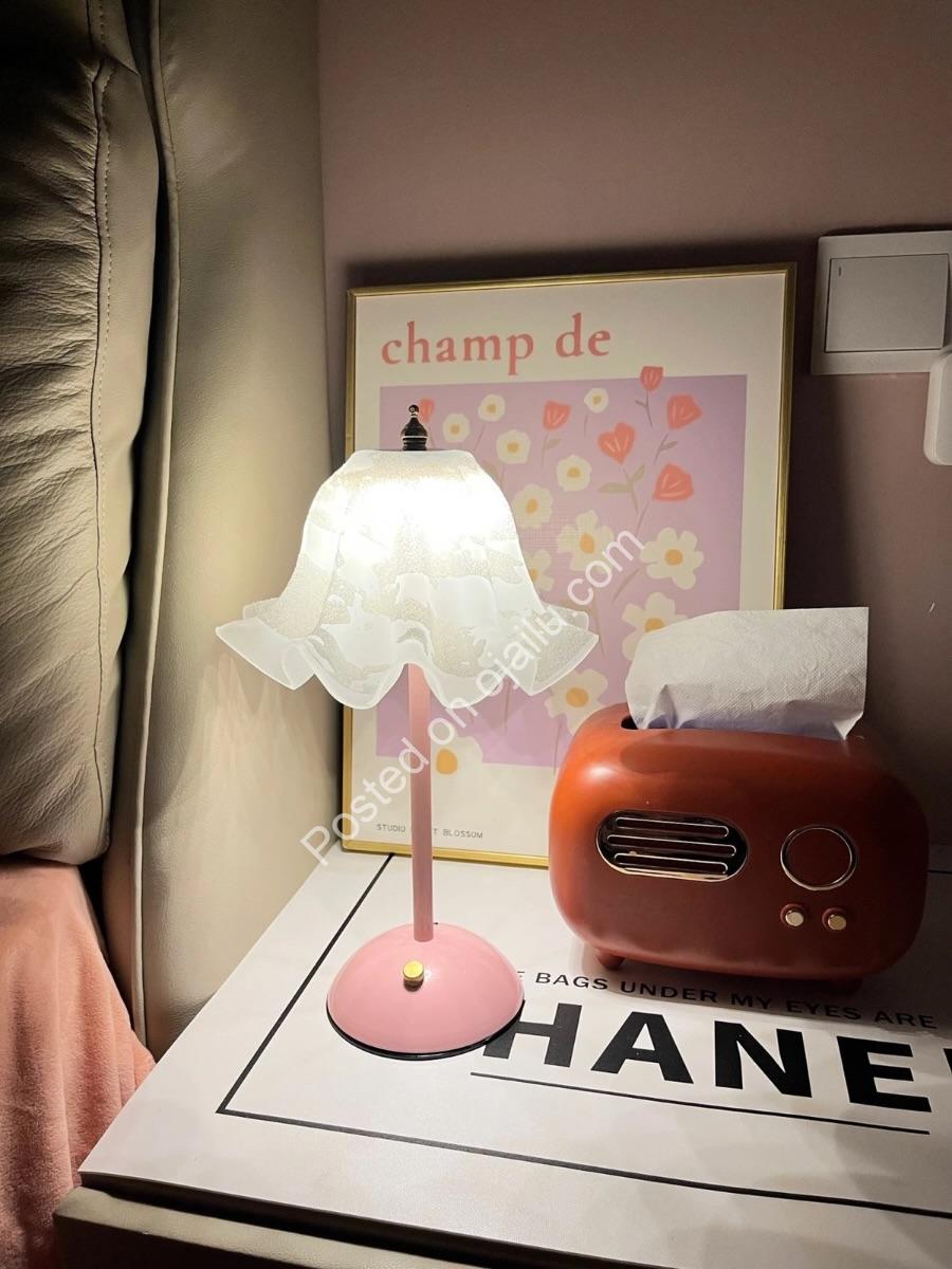 Pink Bloom Lamp: Wireless Vibe for Your Dream Space