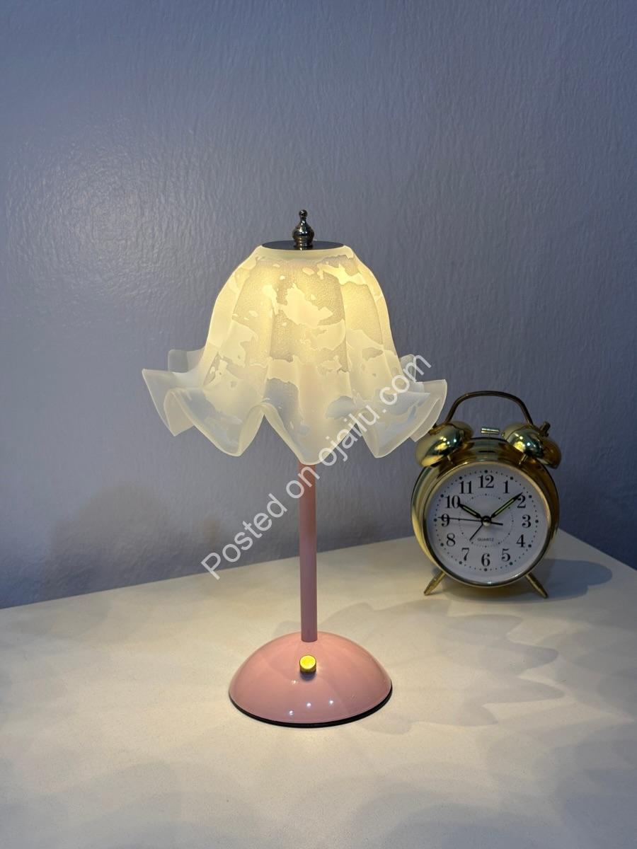 Pink Bloom Lamp: Wireless Vibe for Your Dream Space