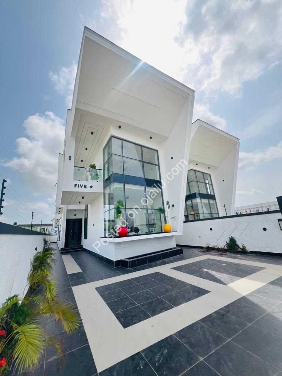 Lagos Luxury: 5-Bed Duplex with Cinema & Pool