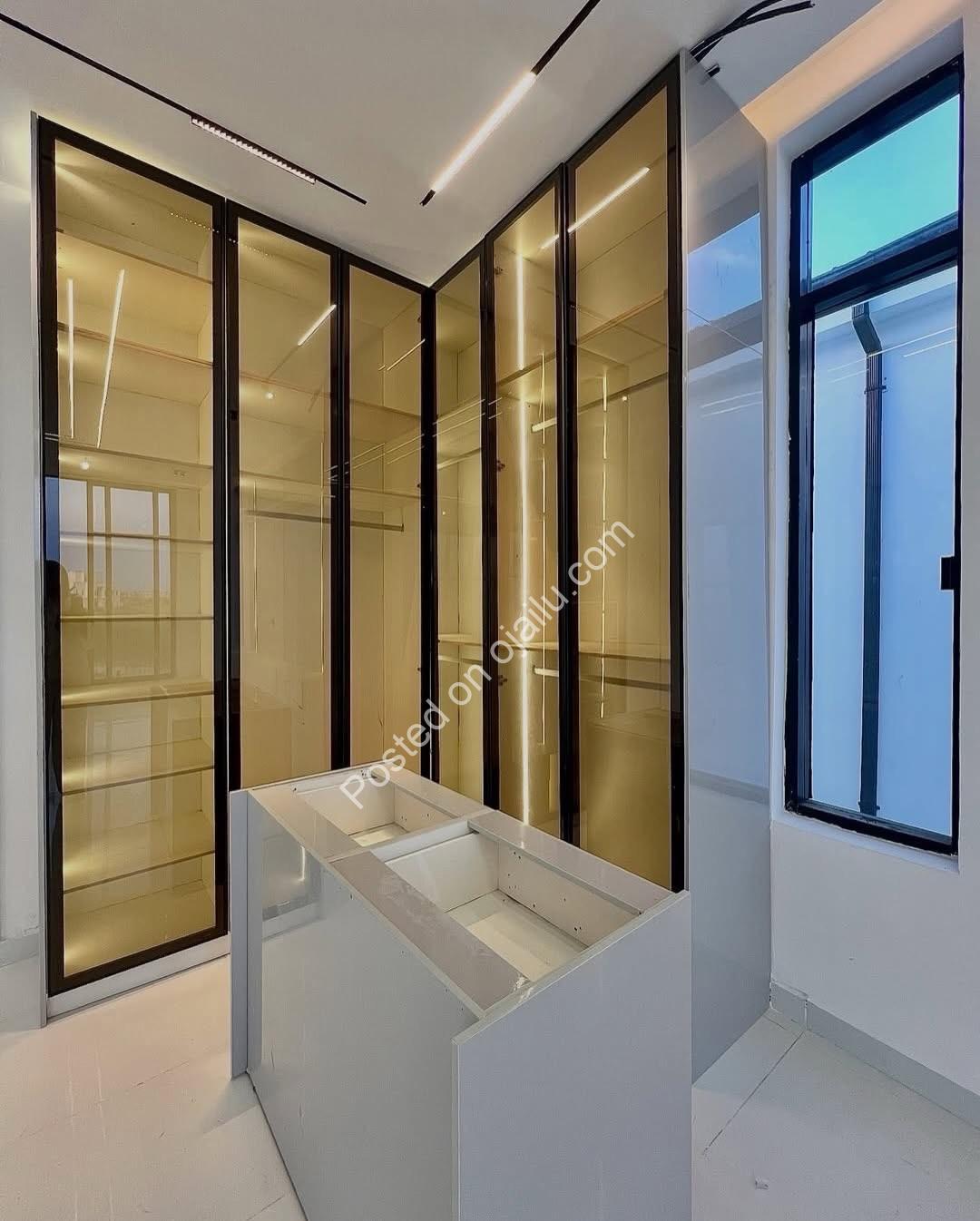 Exquisite 5-Bedroom Haven with Pool in Chevron