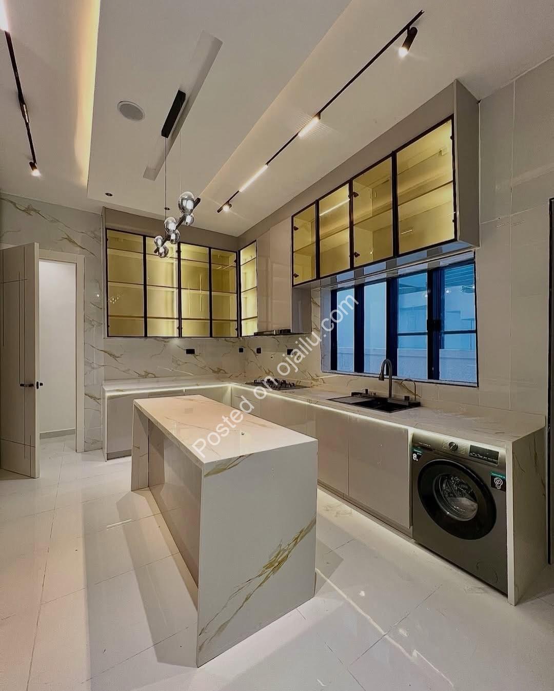 Exquisite 5-Bedroom Haven with Pool in Chevron