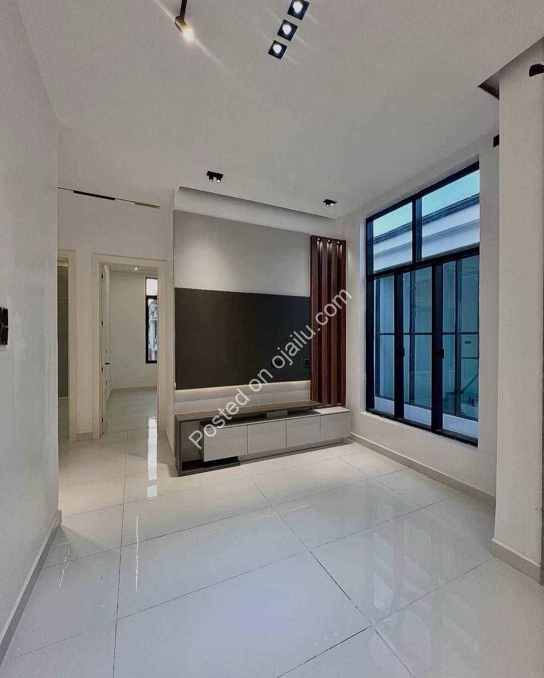 Exquisite 5-Bedroom Haven with Pool in Chevron