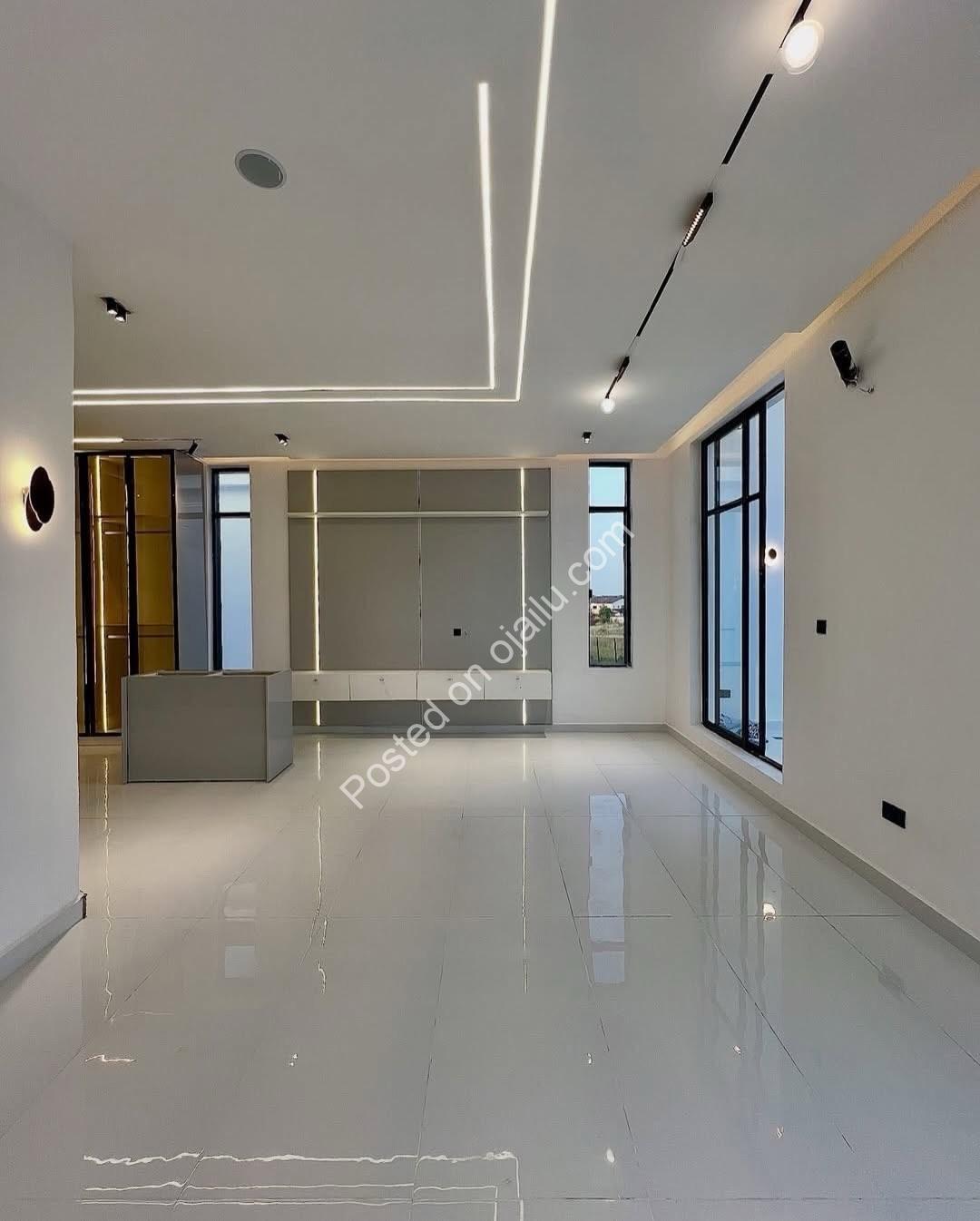 Exquisite 5-Bedroom Haven with Pool in Chevron