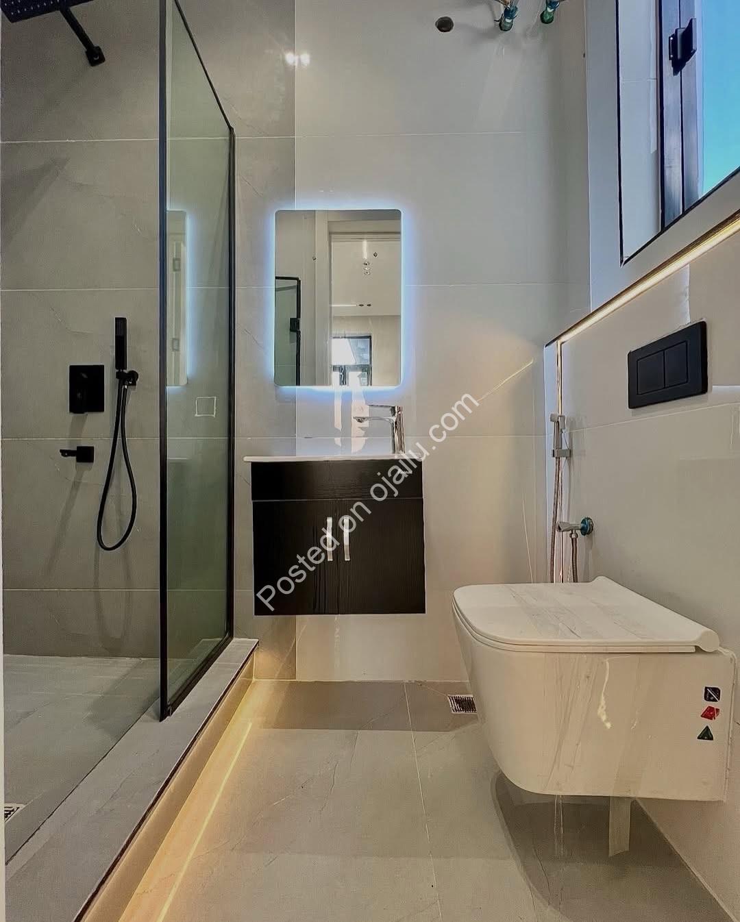 Exquisite 5-Bedroom Haven with Pool in Chevron