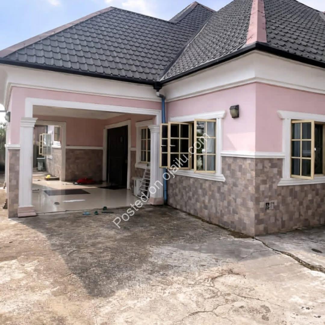 Spacious 5-Bedroom Family Haven with Security