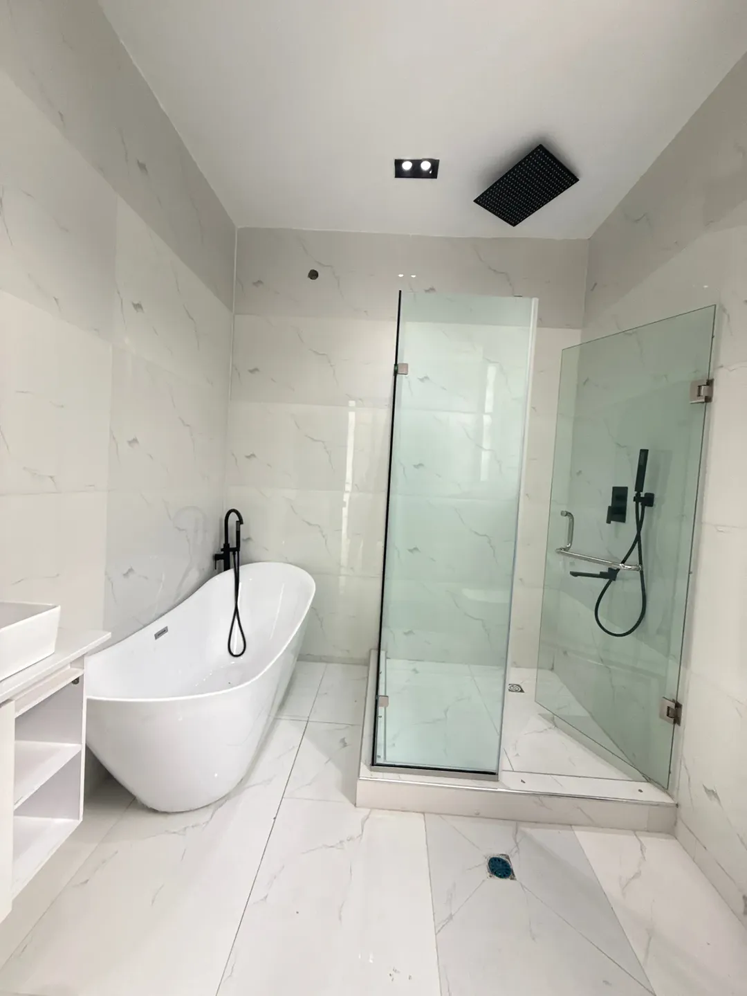 Lagos Luxury: 5-Bed Poolside Estate in Chevron