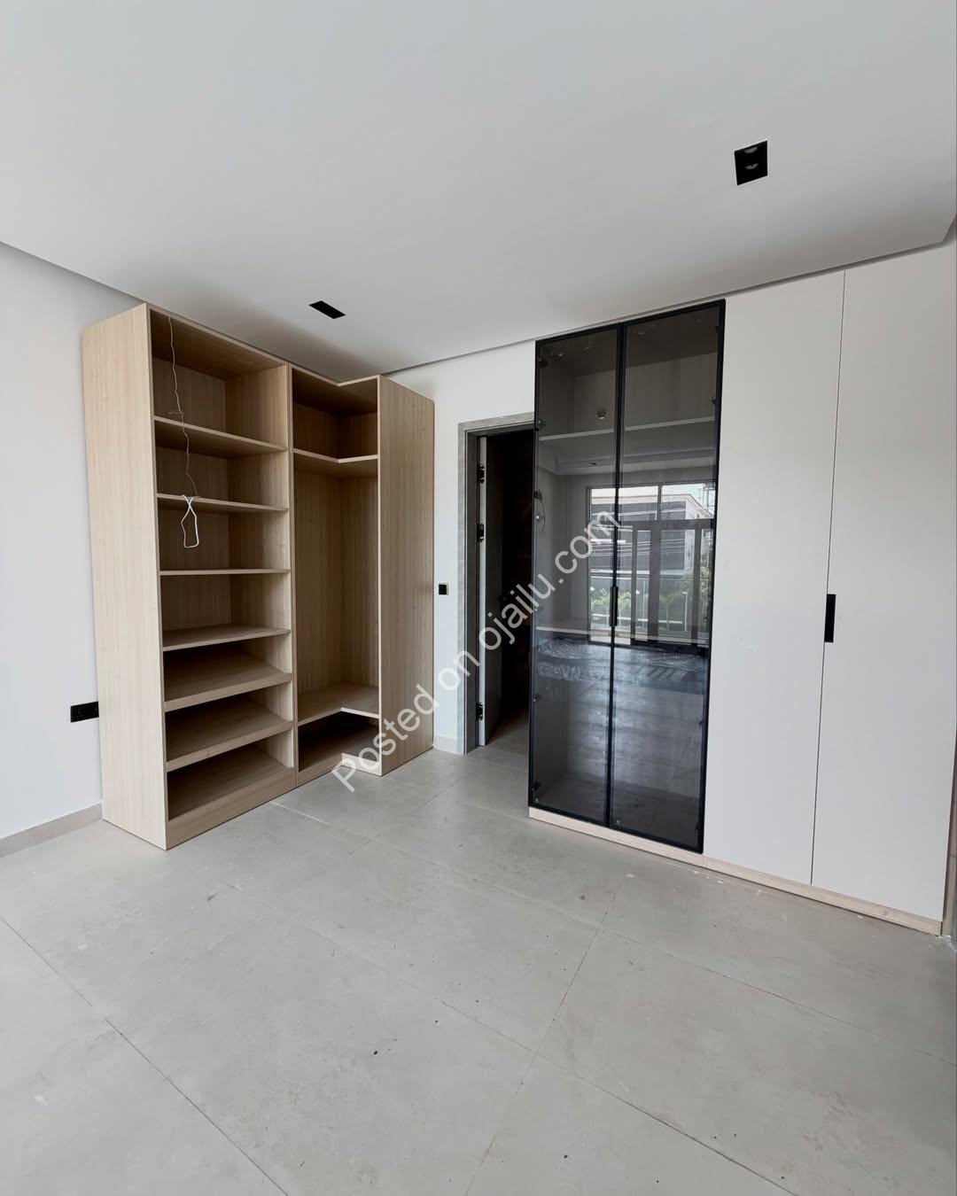 Lekki Waterfront Haven: Pool, Gym & Private Elevator