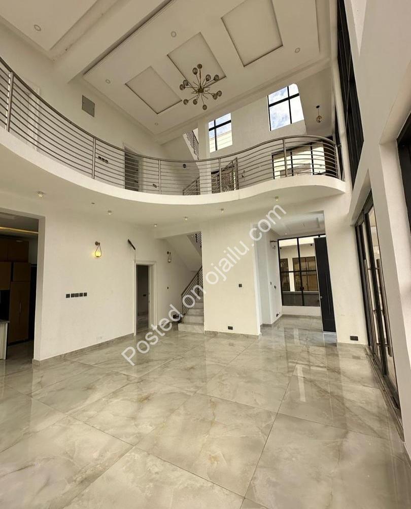 Stunning 5-Bed Duplex with Pool in Orchid