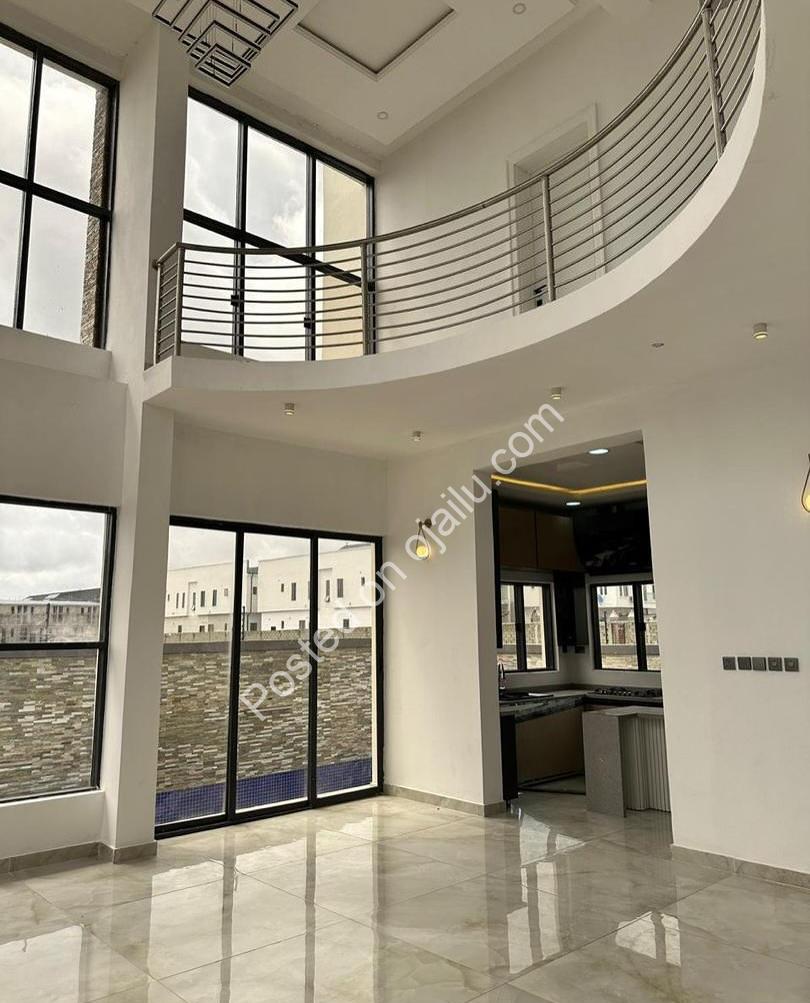 Stunning 5-Bed Duplex with Pool in Orchid