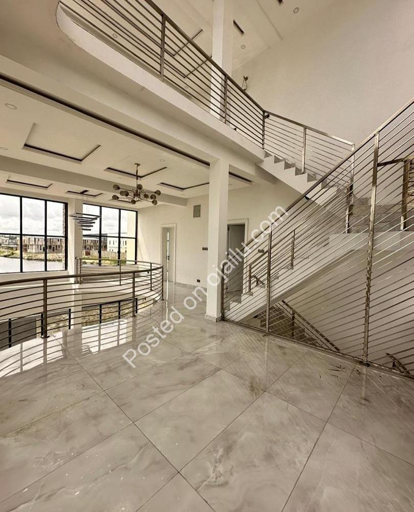 Stunning 5-Bed Duplex with Pool in Orchid