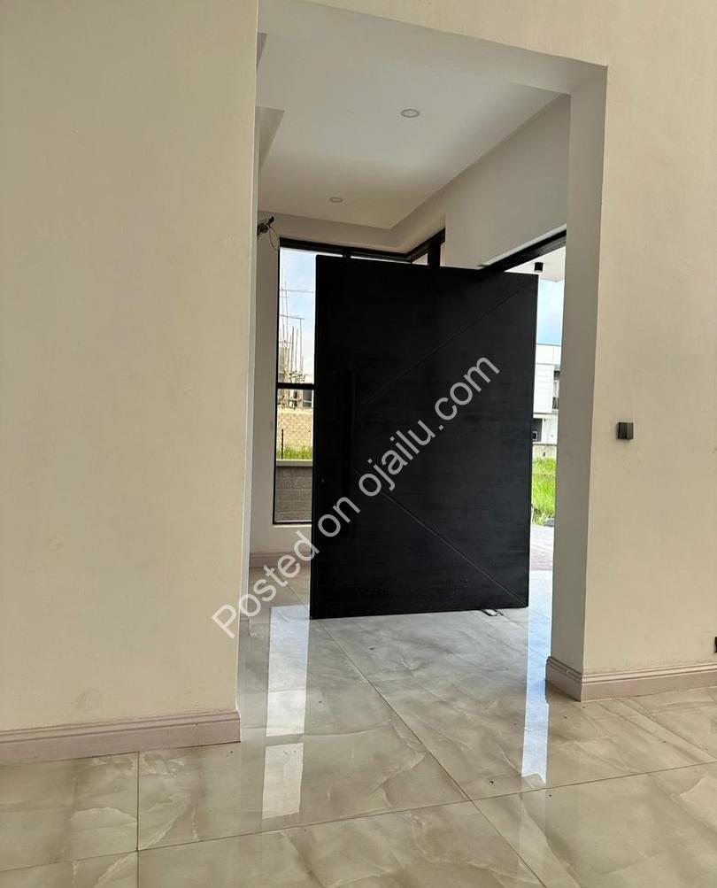 Stunning 5-Bed Duplex with Pool in Orchid