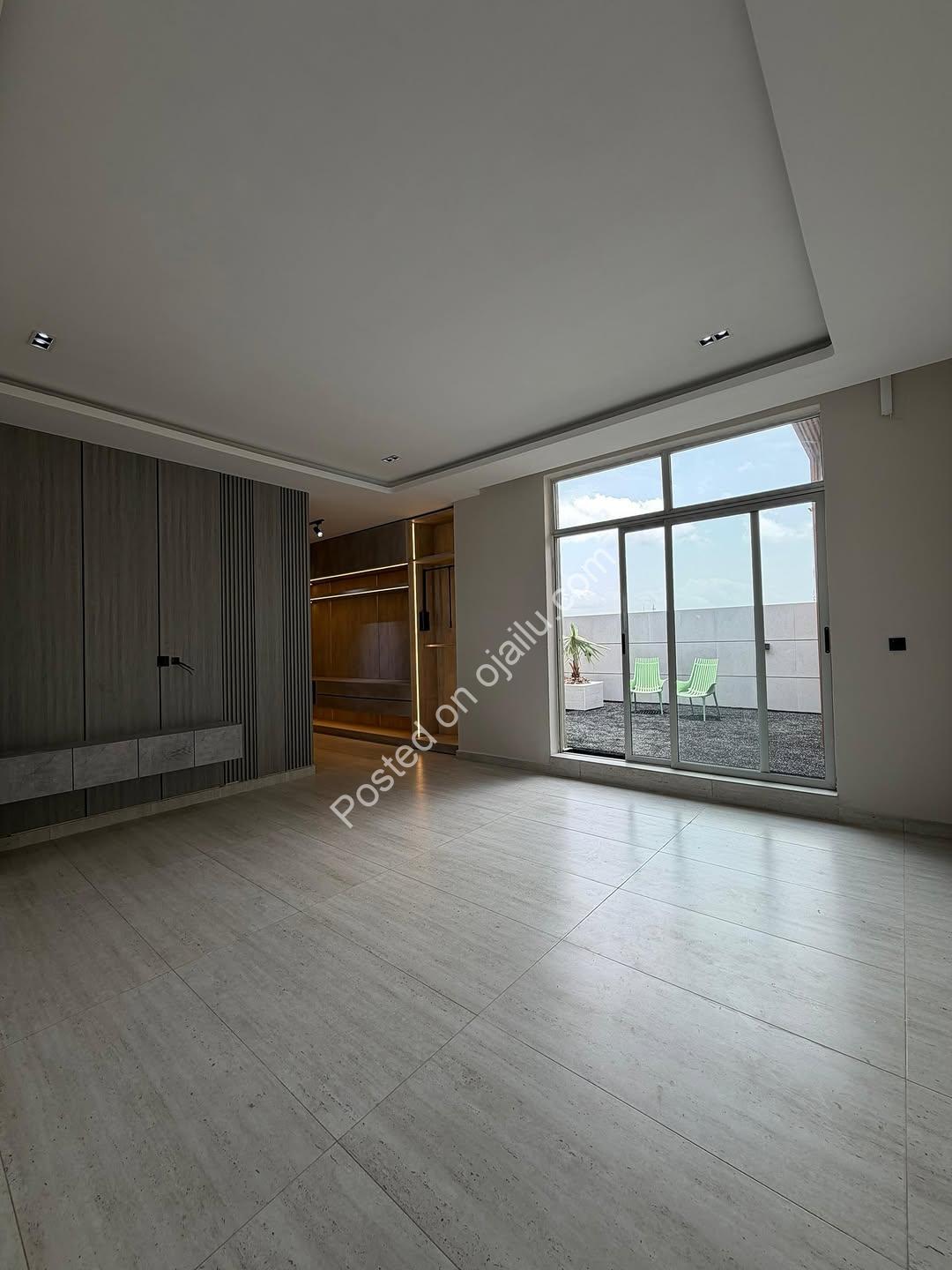 Lekki’s Elite Penthouse: Pool, Gym & Skyline Views