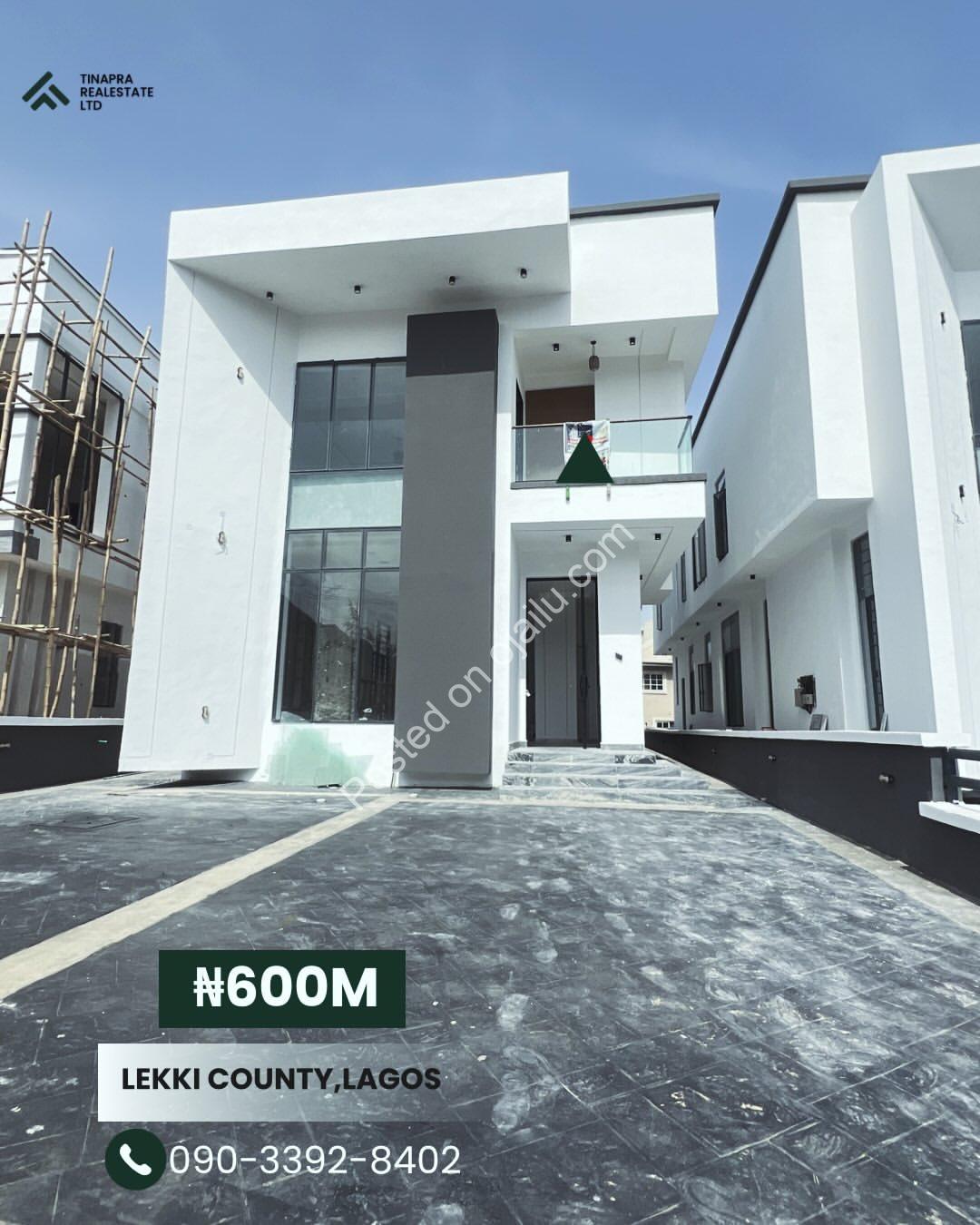 Lekki’s Ultimate Family Oasis: 5-Bed Poolside Haven