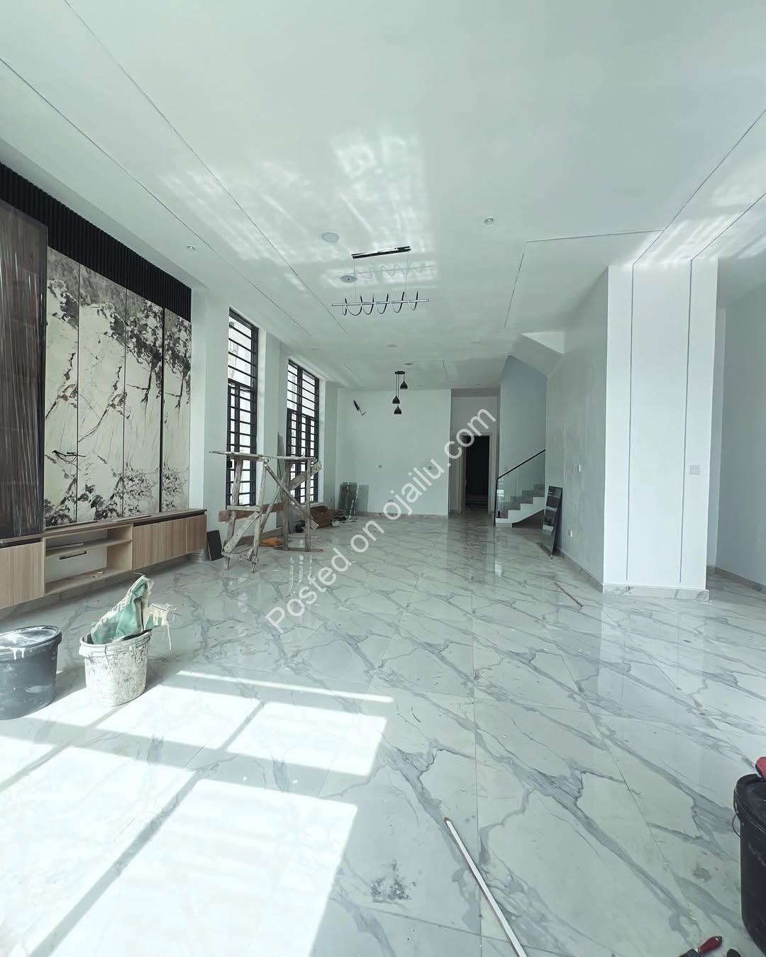 Lekki’s Ultimate Family Oasis: 5-Bed Poolside Haven