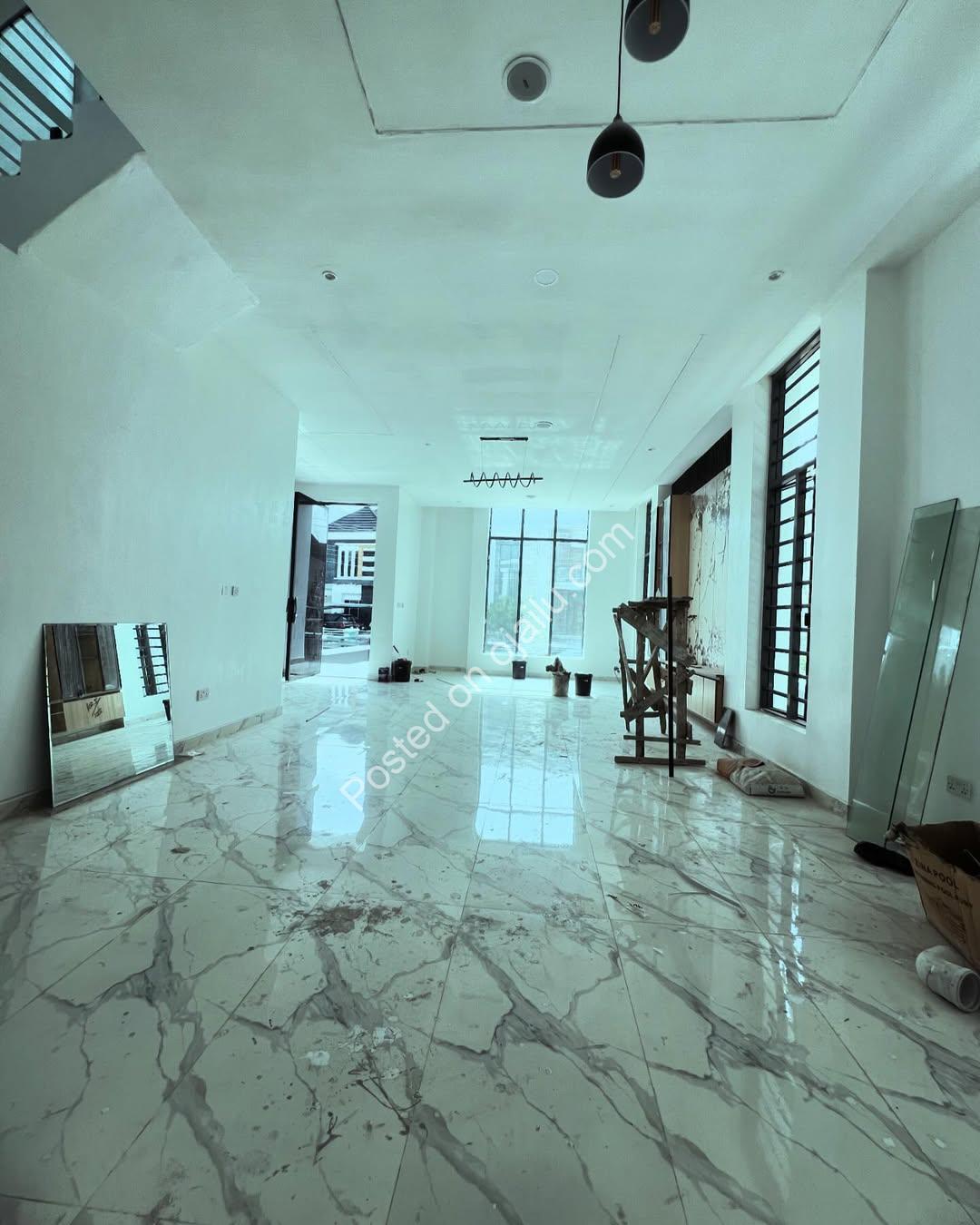 Lekki’s Ultimate Family Oasis: 5-Bed Poolside Haven