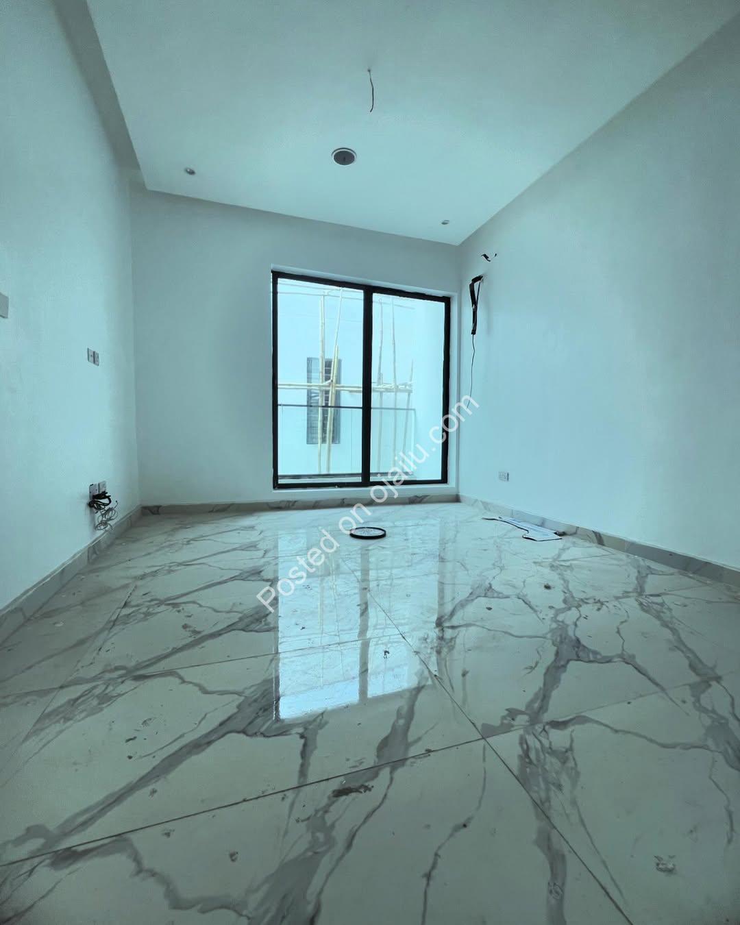 Lekki’s Ultimate Family Oasis: 5-Bed Poolside Haven