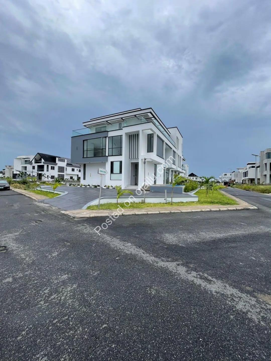 Your Dream Home Awaits: 5-Bed Duplex with Cinema & Pool