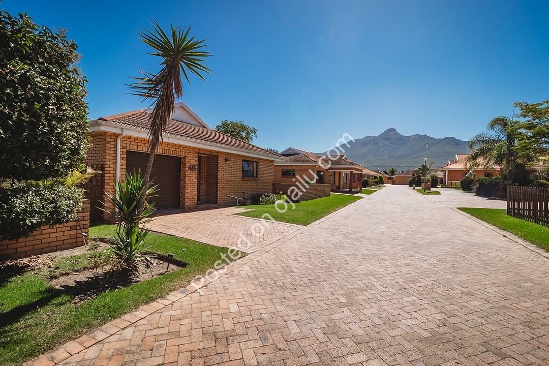 Family Haven: Spacious 2-Bed with Garden & Fireplace