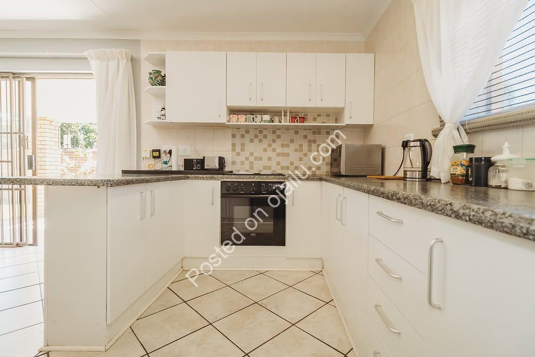 Family Haven: Spacious 2-Bed with Garden & Fireplace