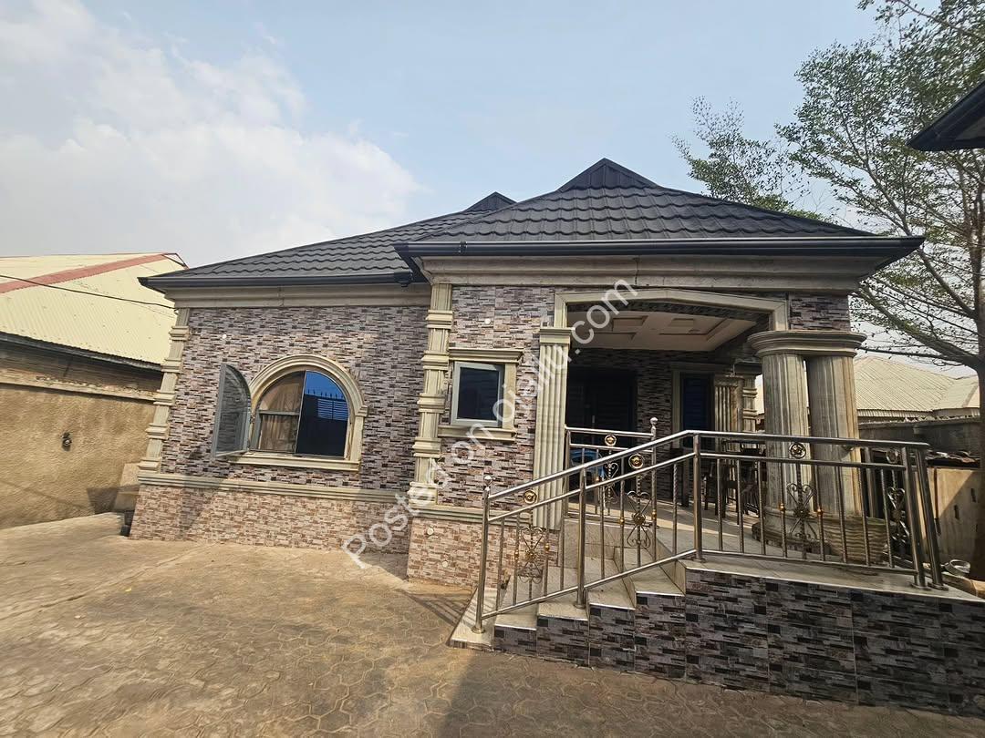 Spacious 4-Bedroom Family Haven with Mini-Flat in Idi-Ori